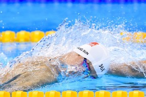 这一刻所有人都站起来了，这一刻每个人都爱你