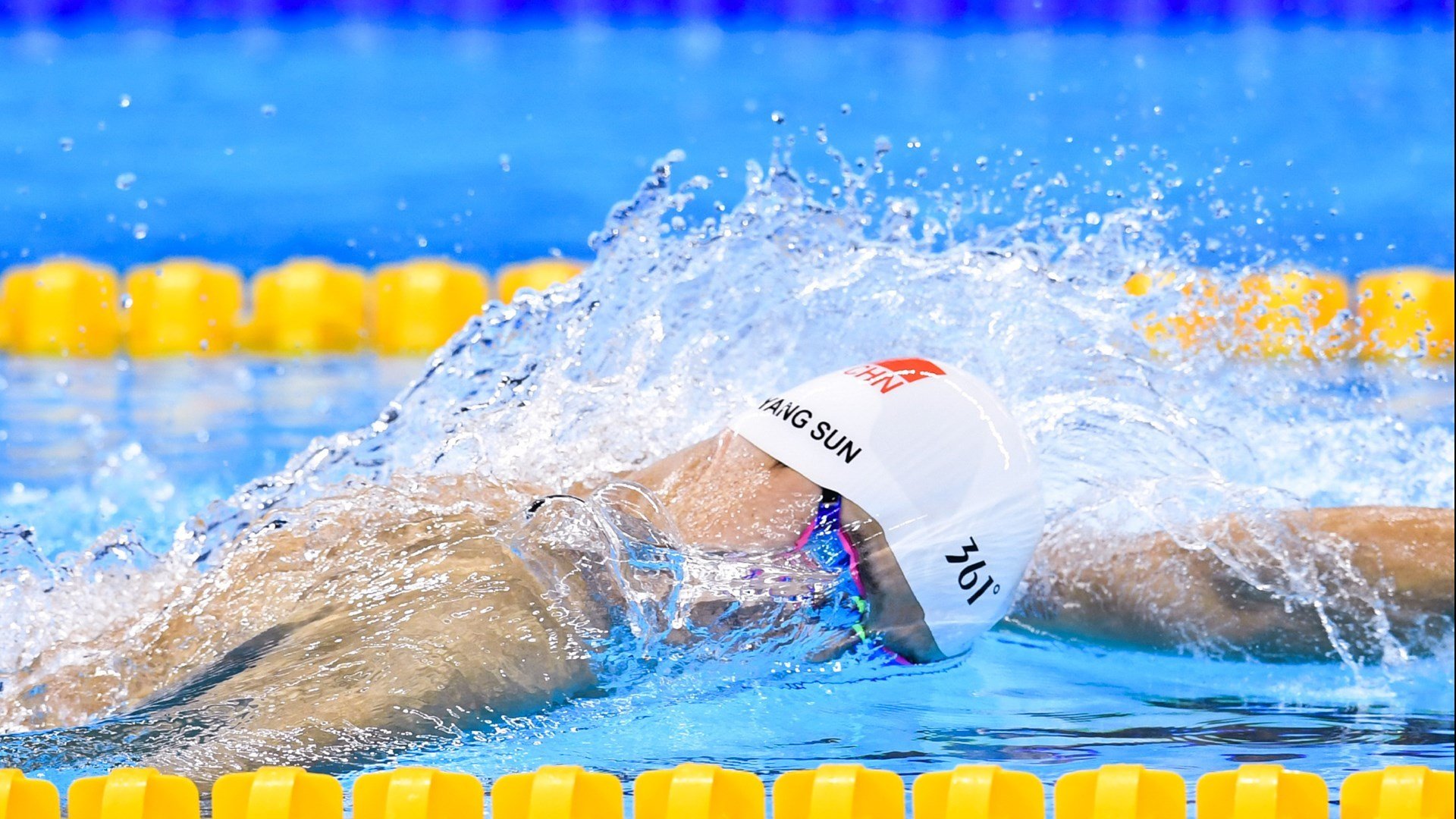 这一刻所有人都站起来了，这一刻每个人都爱你